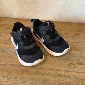 Nike size 9 toddler tennis shoes